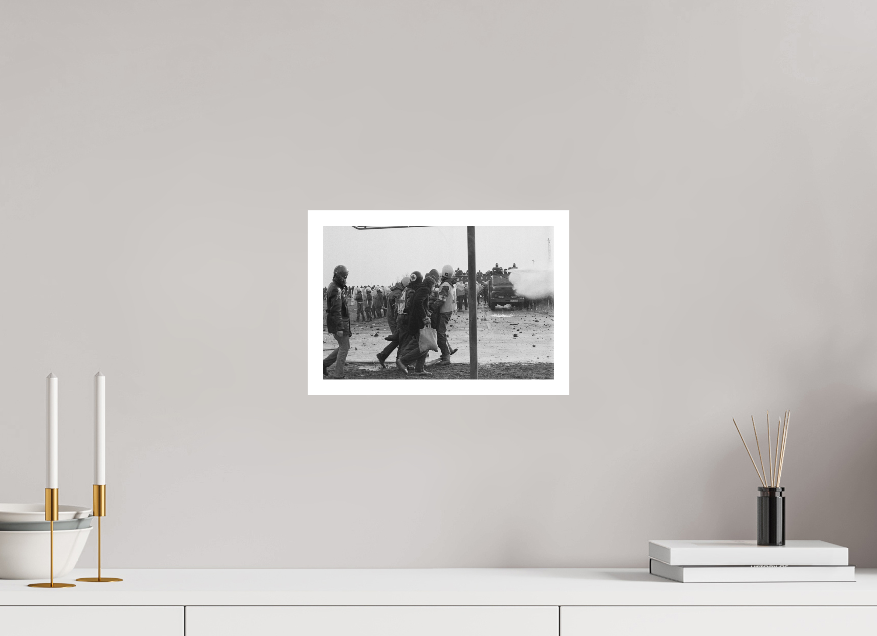 30 x 20 cm, 1. Foto mit Weißrand Johannes Hartmann: Verletztentransport (S/W-Foto)