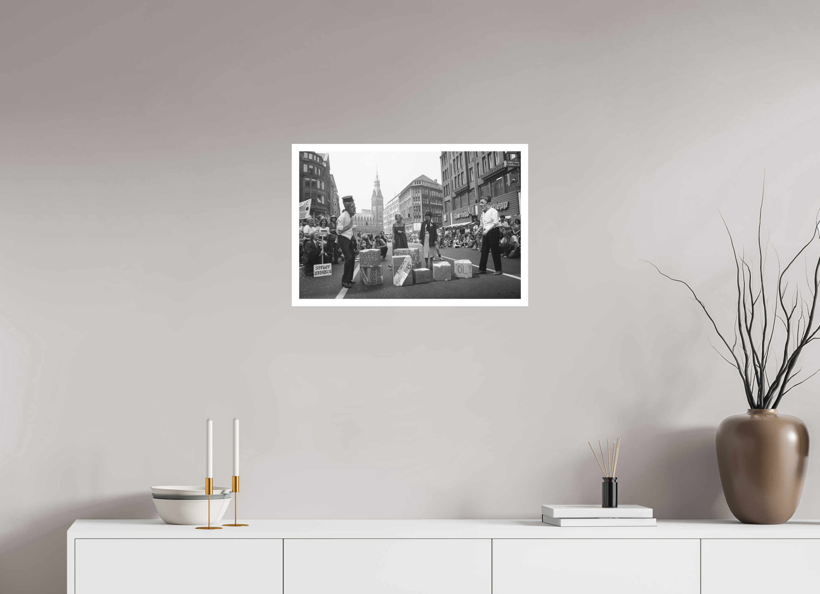 60 x 40 cm, 1. Foto mit Weißrand Johannes Hartmann: NATO-Doppelbeschiss (S/W-Foto)