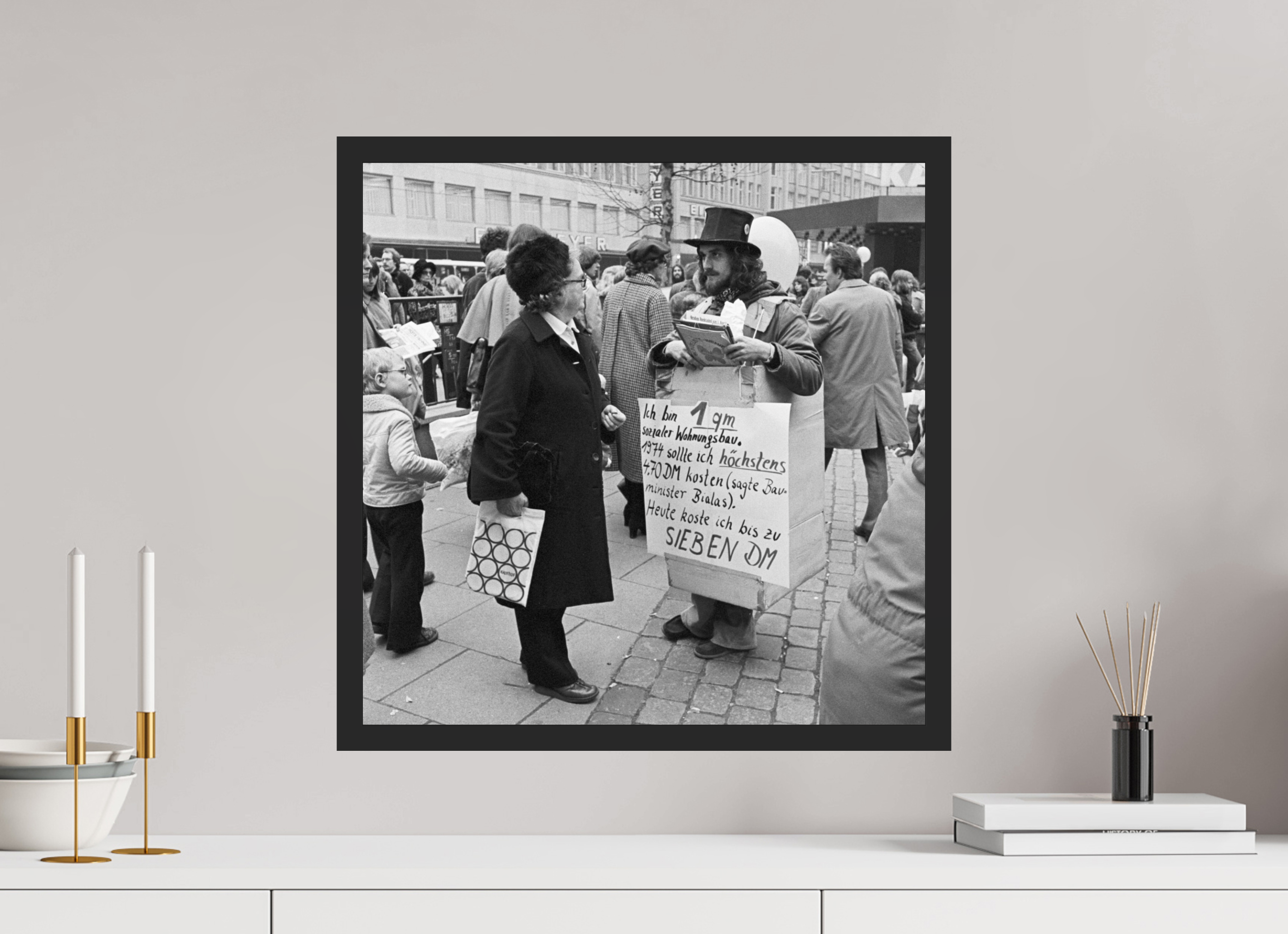 50 x 50 cm, 4a. Foto im Holz-Rahmen (20mm) Johannes Hartmann: Ich bin 1qm sozialer Wohnungsbau. (S/W-Foto)