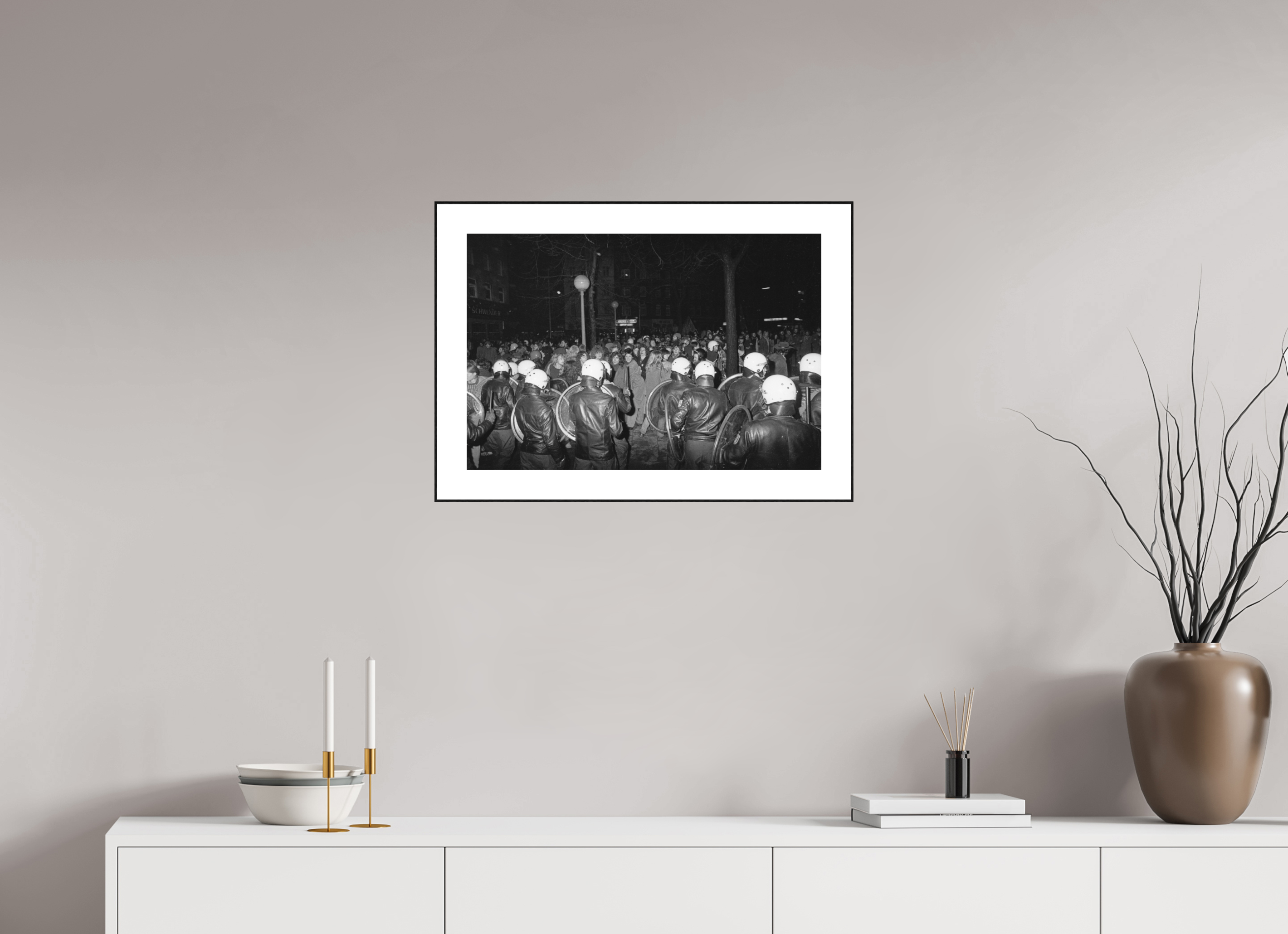 60 x 40 cm, 3b. Foto in ArtBox (4mm) mit Weißrand Johannes Hartmann: Ende der Demonstration gegen den Polizeistaat… (S/W-Foto)