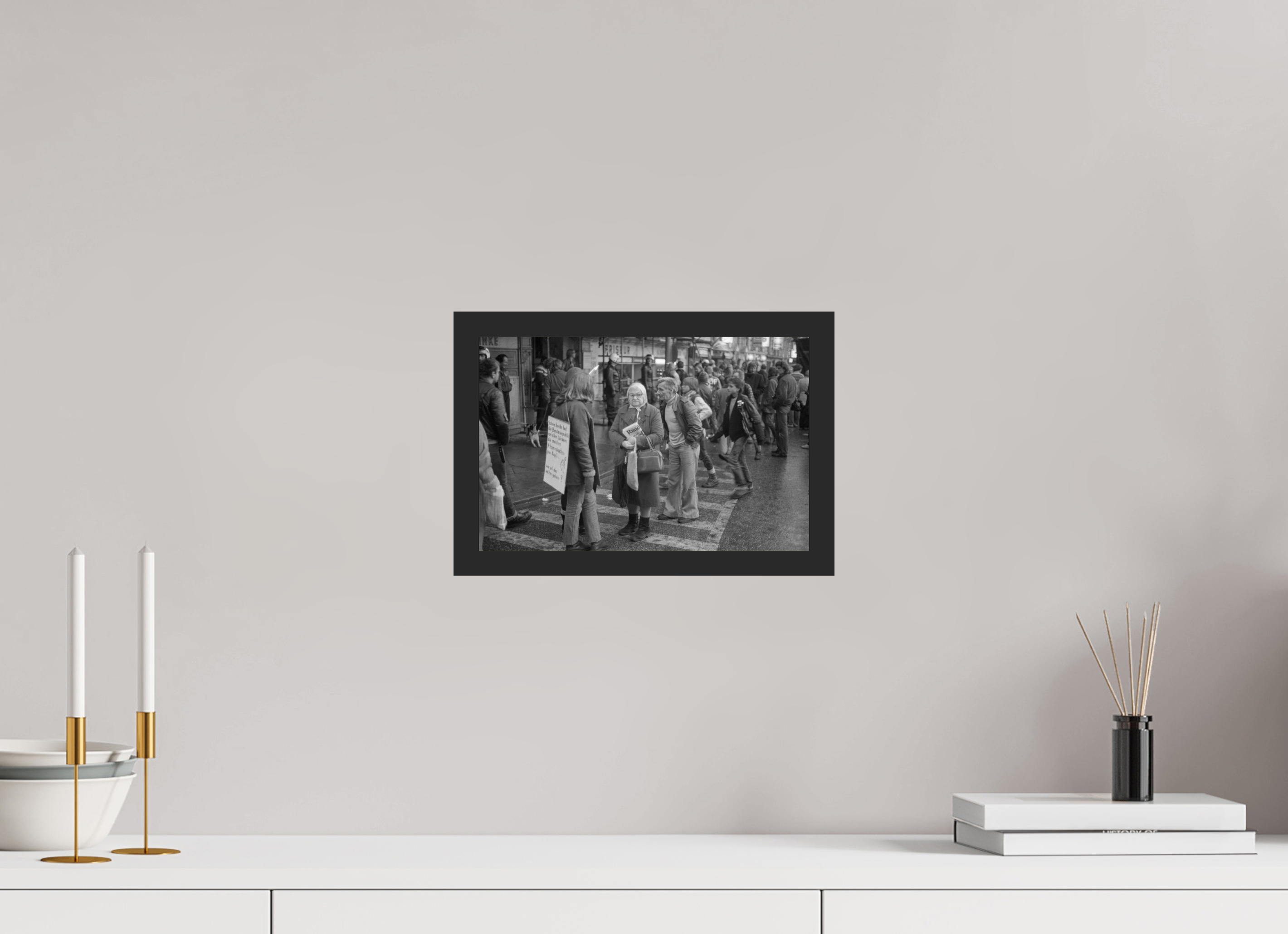 30 x 20 cm, 4a. Foto im Holz-Rahmen (20mm) Johannes Hartmann: Wie soll das weitergehen? (S/W-Foto)