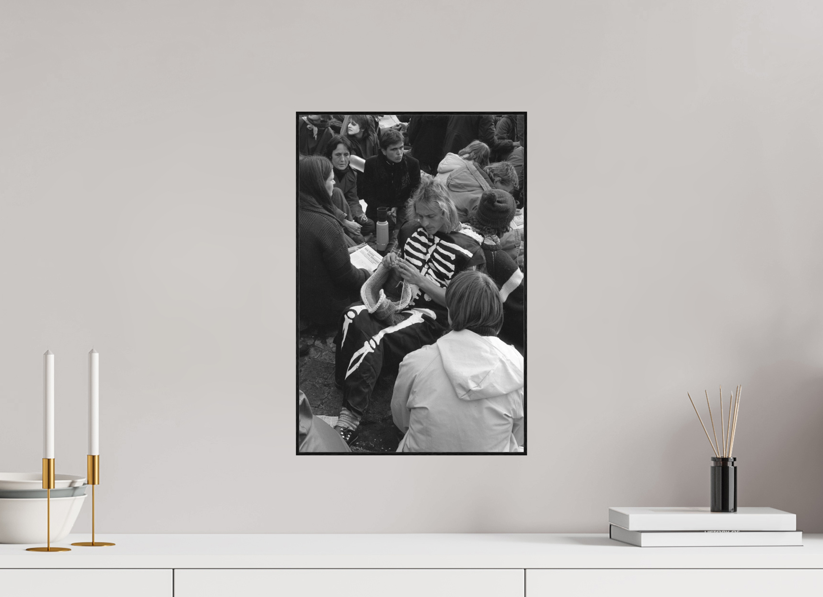 30 x 45 cm, 3a. Foto in ArtBox (4mm) Johannes Hartmann: Der Tod und sein Strickzeug (S/W-Foto)