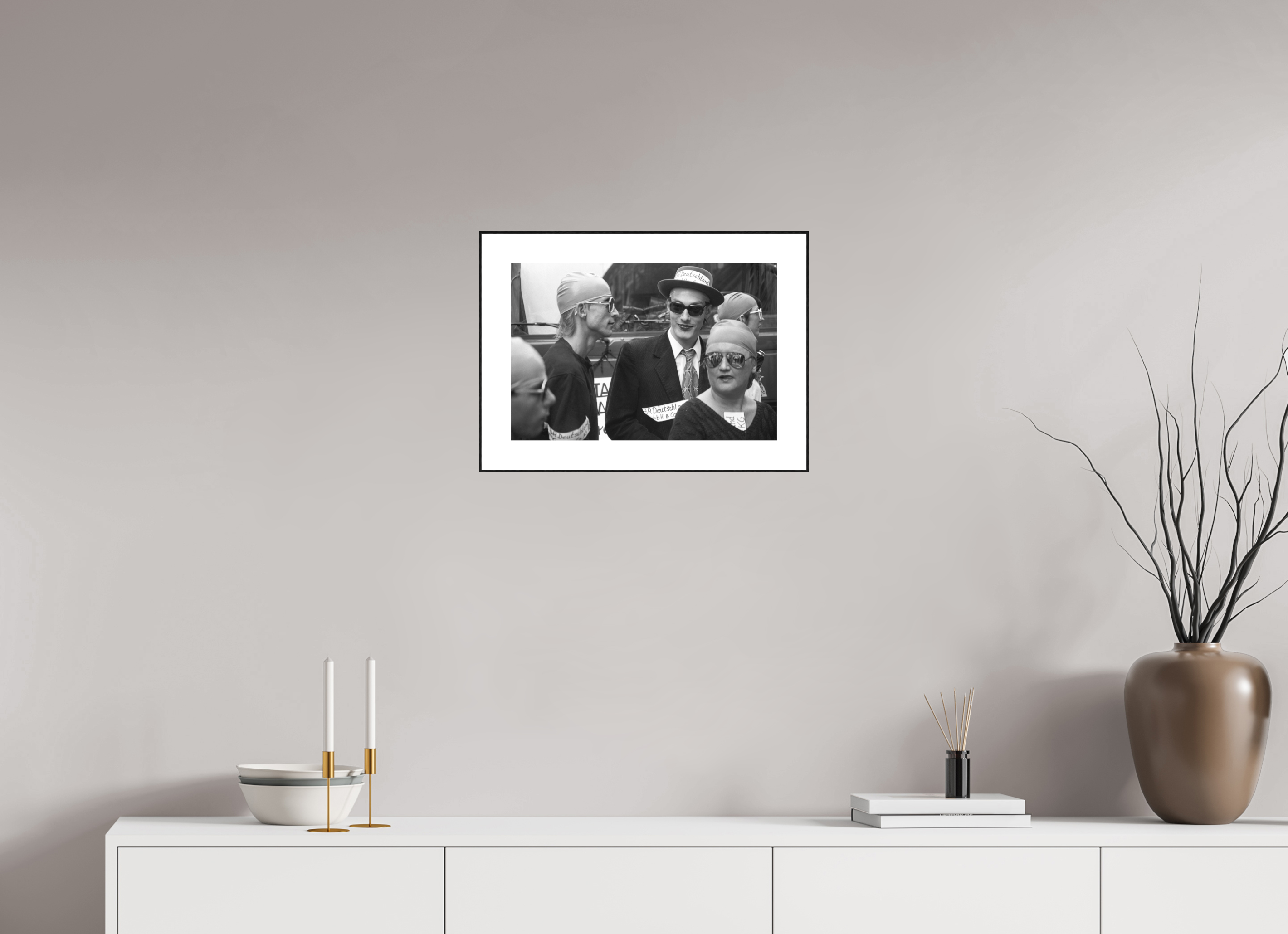 45 x 30 cm, 3b. Foto in ArtBox (4mm) mit Weißrand Johannes Hartmann: Badekappitalisten (S/W-Foto)